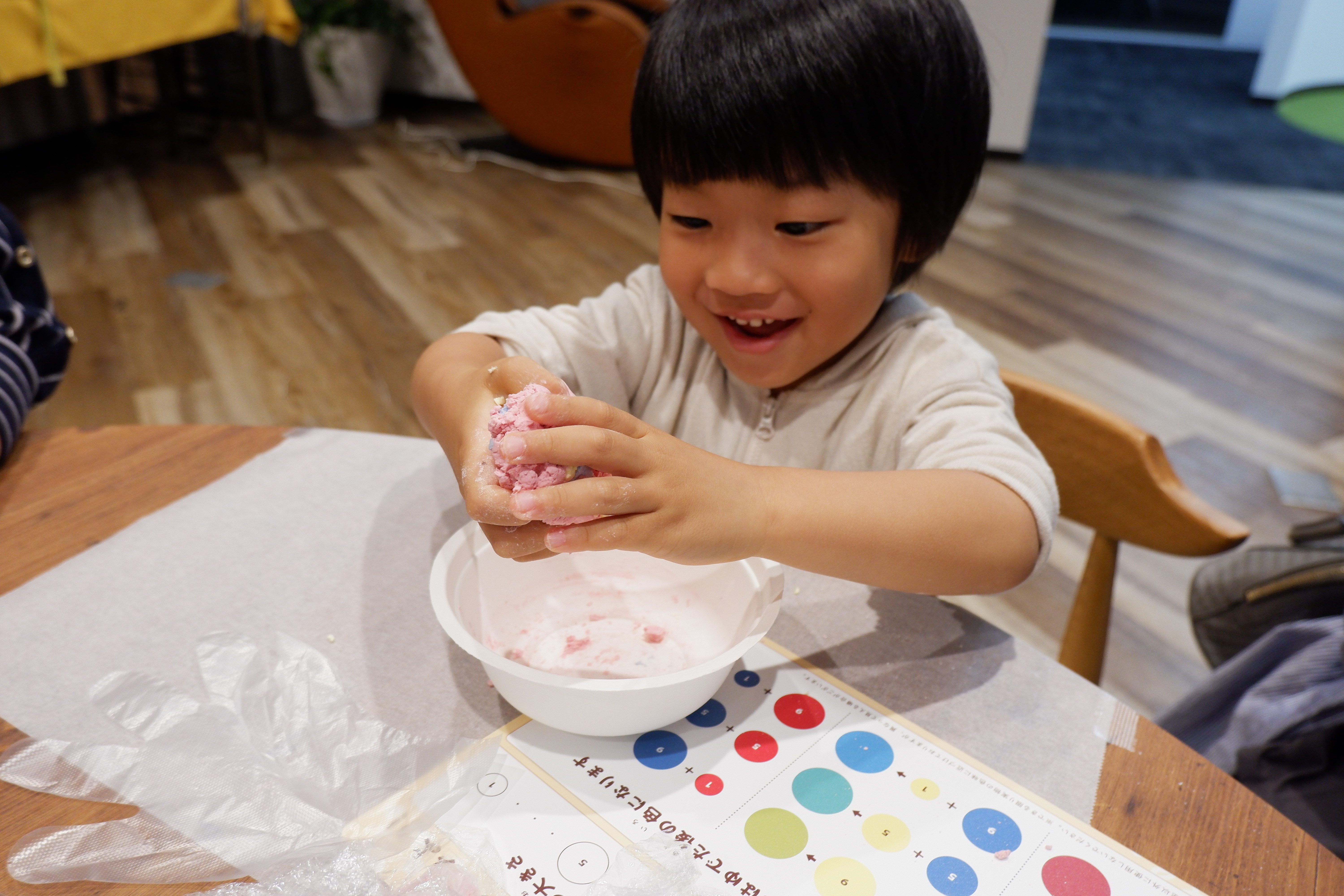 こねる作業