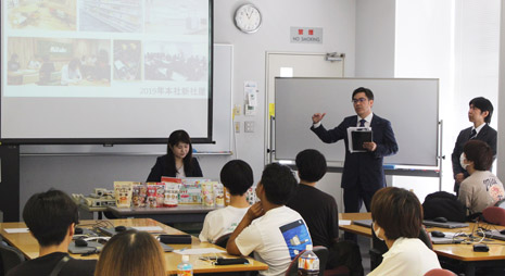 東京国際大学の学生とみたけ食品の社員